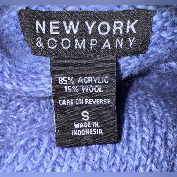 Soft New York & Company Purple Sweater ~ Size Small Lilac V-Neck from Y2K era - Picture 3 of 4